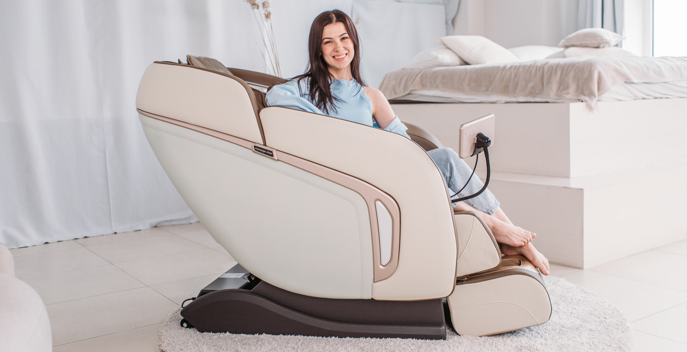 The girl is sitting in a massage chair Orlauf