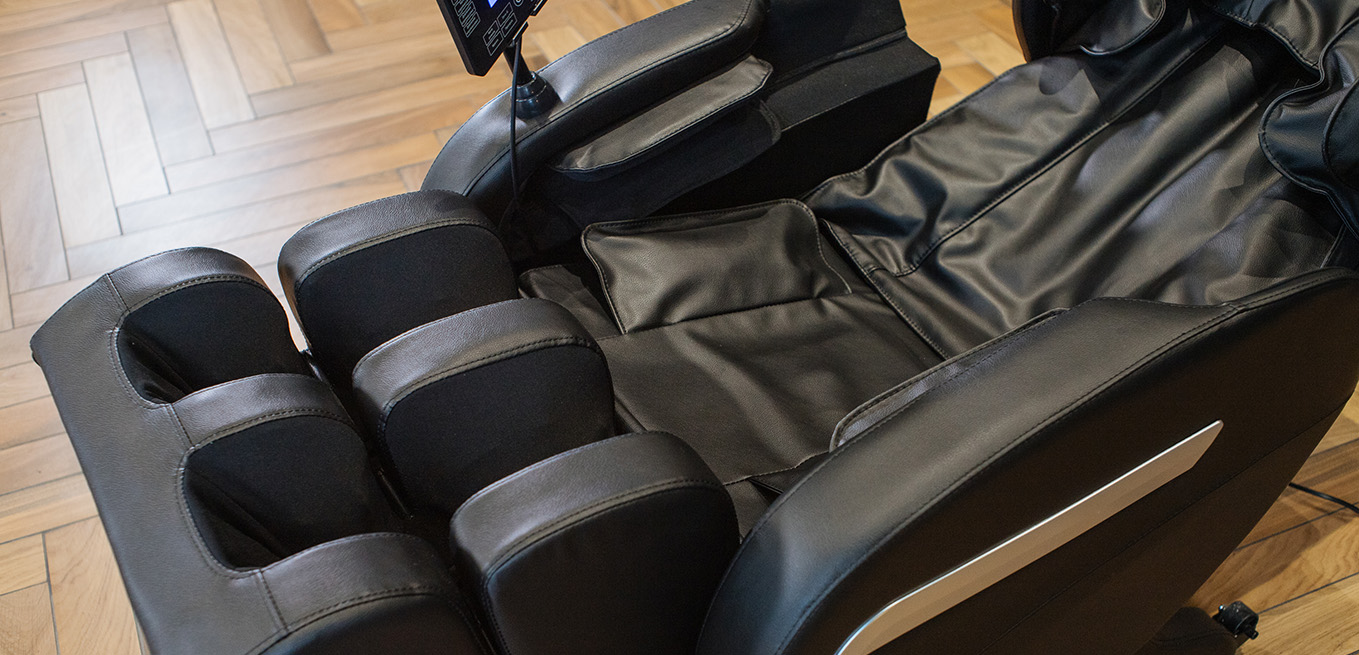 Massage of buttocks and thighs in a chair Orlauf Momo